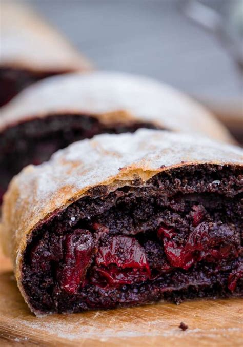 Hotová jablková štrúdľa s makom