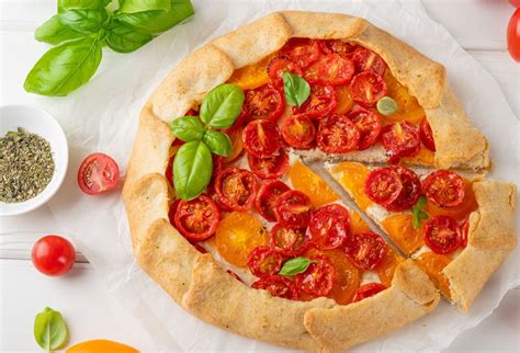 Letná slaná galettka s cuketou a paradajkami