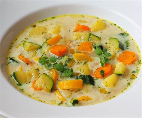 Vegánska cuketová polievka s avokádom a tofu