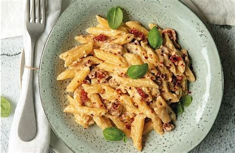 Cestoviny s cuketou, sušenými paradajkami a bazalkou