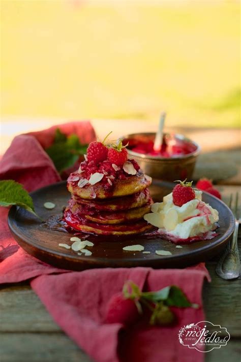Cuketové lievance s horúcimi malinami a mandľami