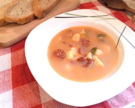 Tanier s hotovou fazuľovou polievkou