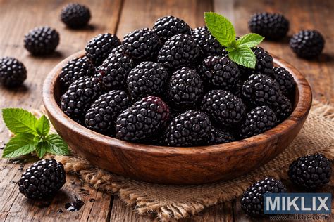 Čerstvé černice v košíku