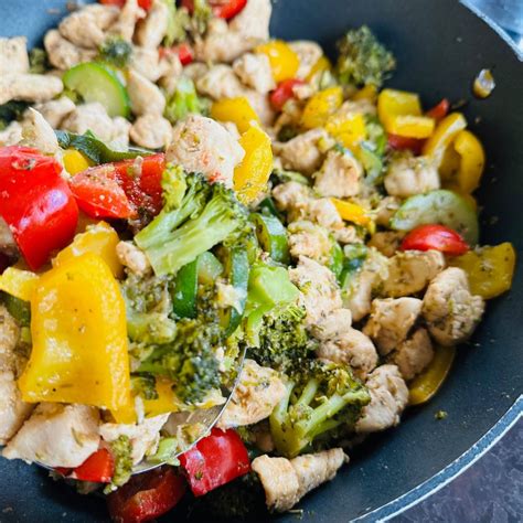 Panvica s pripraveným lečom a zeleninou