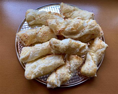 rozvaľkané lístkové cesto posypané syrom a rascou