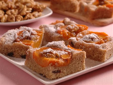 Hotový orechový koláč s marhuľami