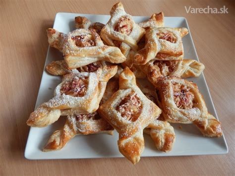 Rôzne druhy slaných pečív z lístkového cesta