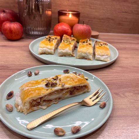 Jablková štrúdľa s pudingom a orechmi