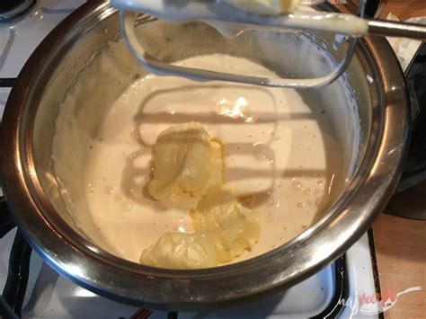 Príprava vanilkovej plnky vo vodnom kúpeli