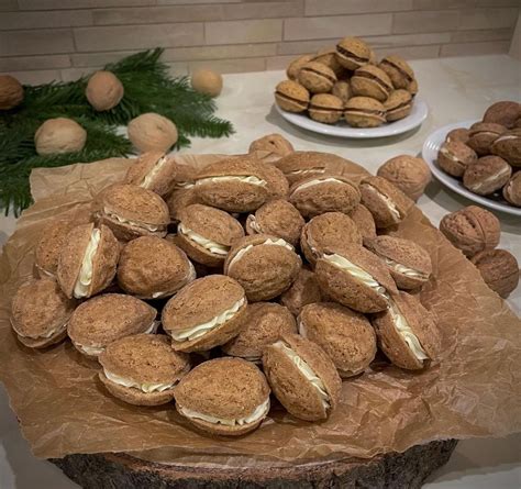 Hotové plnené oriešky ozdobené vlašskými orechmi