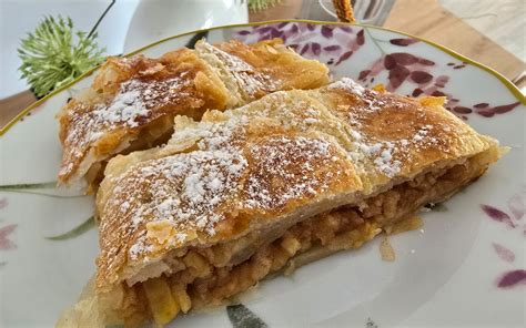 Jablkovo-tvarohová štrúdľa pripravená na plechu