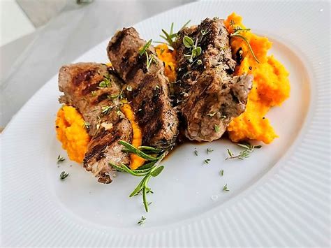 Steaky z diviny na tanieri s prílohou