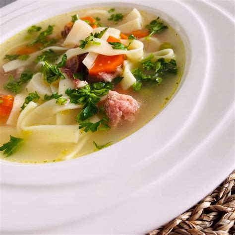 Varenie údeného mäsa s koreňovou zeleninou