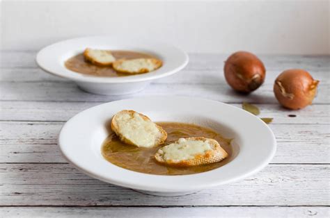 Misku rakúskej cesnakovej polievky s opečenou bagetkou