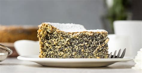 Hotový makový koláč ozdobený marmeládou a práškovým cukrom