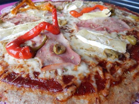 Hotová celozrnná pizza s rôznymi prílohami