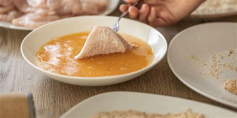 Proces obaľovania rezňa v trojobale