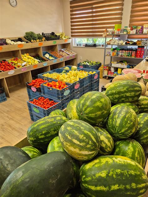 čerstvá cuketa a paradajky
