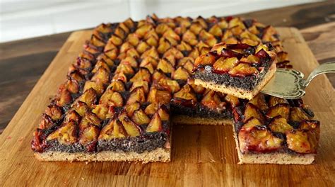 Hotový makovo-slivkový koláč pripravený na krájanie