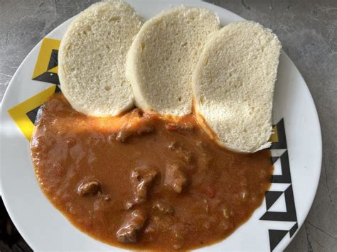 Hotový maďarský guláš v tanieri s kolienkami