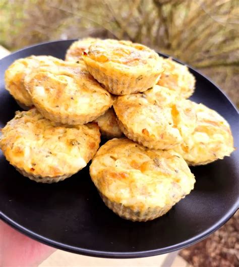 Cottage syr, šunka a olivy pripravené na muffiny