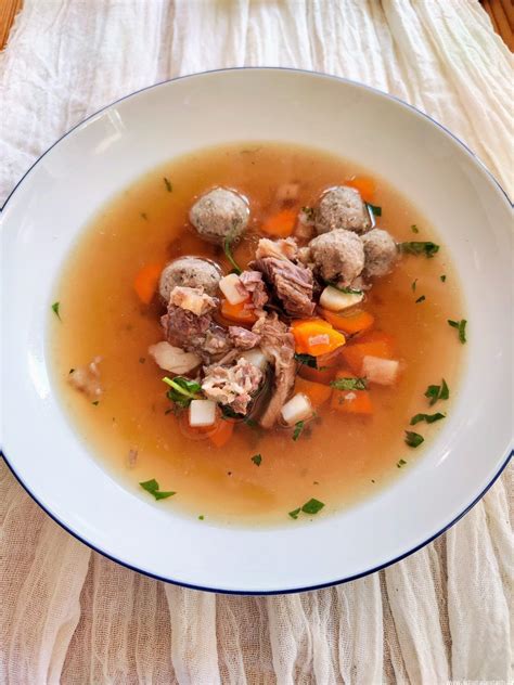 Hovädzí vývar s pečeňovými guličkami