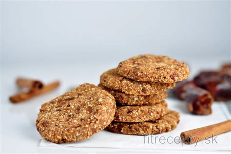 Hotové ovsené cookies na plechu
