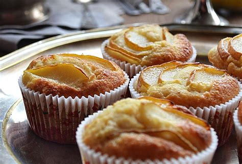 Hotové hruškové muffiny pripravené na konzumáciu