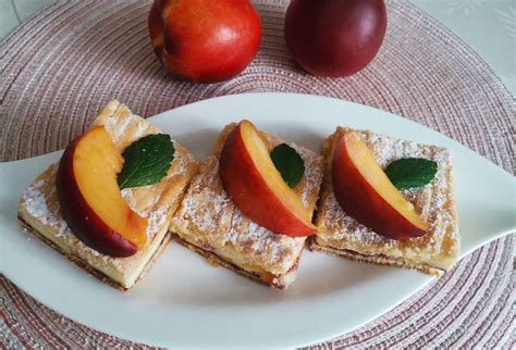 Ukážka hotových slaných lineckých koláčikov spojených krémovou plnkou