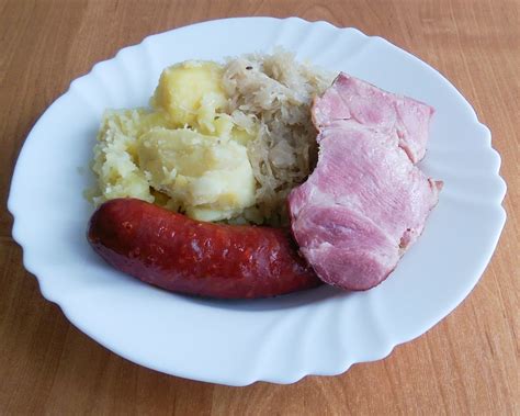 Údené mäso, klobása a kapusta ako základ