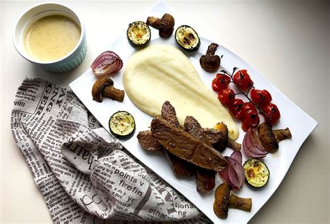 Odpočívajúci steak zakrytý alobalom