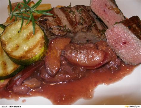 Servírovaný jelení steak s prílohami