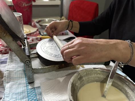 Ilustrácia starých pekárenských nástrojov na výrobu oblátok