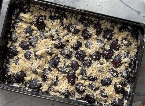 Pripravený koláč v pekáči pred pečením