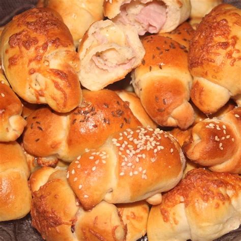 Hotové plnené slané rožky na tanieri