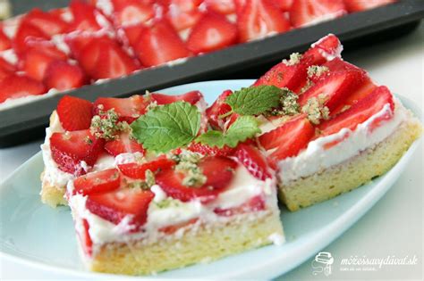 Servírovaný jahodový koláč s ozdobami