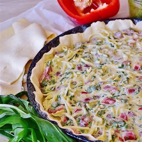 Francúzsky cibuľový koláč pripravený na pečenie