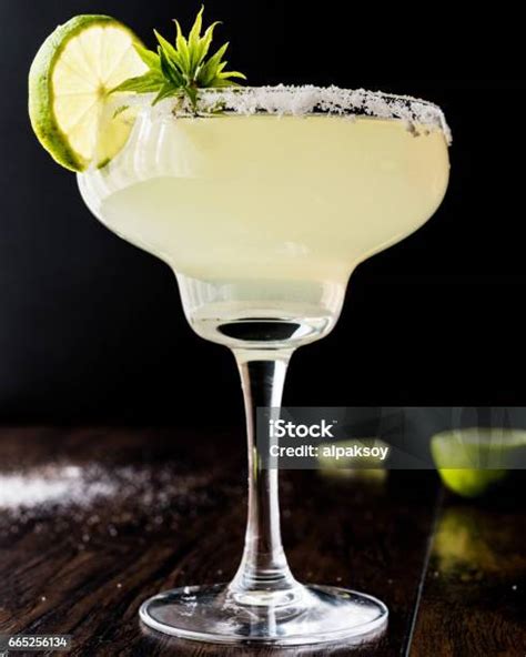 Koktail Margarita s limetkou a soľným okrajom