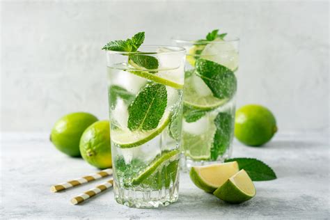 Svieže Mojito s mätou a limetkou