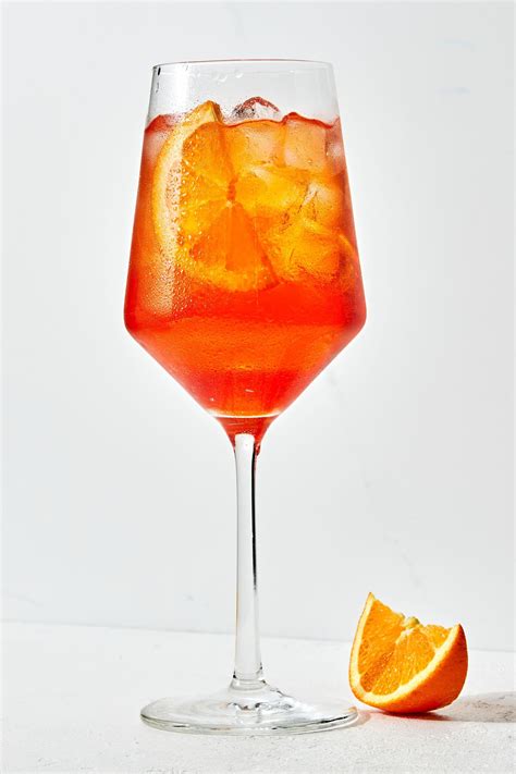 Aperol Spritz v pohári na víno s pomarančom
