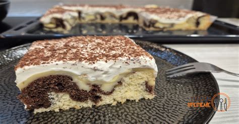 Čerešne na koláči s kyslou smotanou