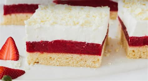 Piškótový koláč so smotanovou polevou