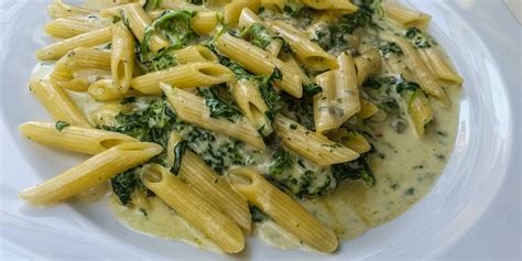 Servírované cestoviny so špenátom a parmezánom