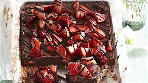 Detailný pohľad na hotový čokoládový koláč s penou a jahodami