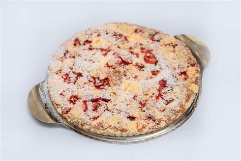 Servírovaný tvarohovo-višňový koláč