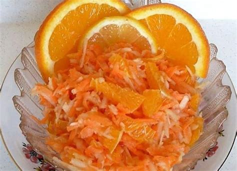 Koláž rôznych prísad do kapustového šalátu (mrkva, jablko, kukurica, hrášok)