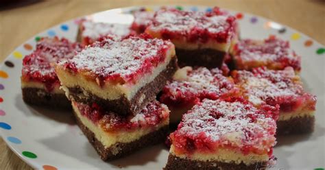 Strúhaný koláč s ríbezľami na tanieri