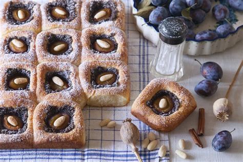 Ilustrácia kysnutého koláča so slivkami a makom