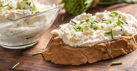 Bryndzová nátierka na pečive s reďkovkou a klíčkami