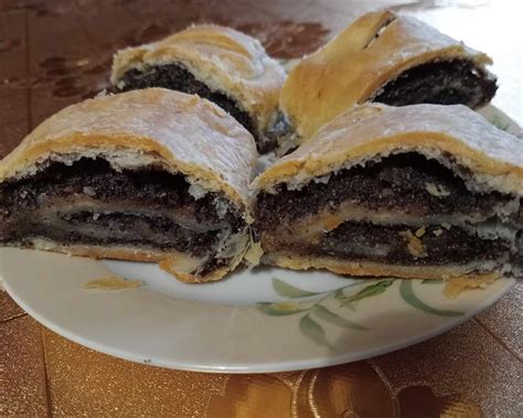 Hotová zlatistá štrúdľa pripravená na servírovanie